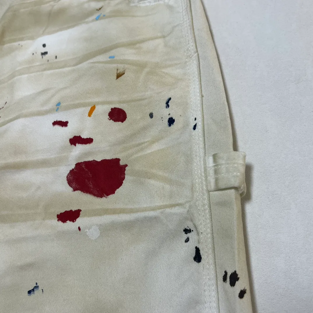 Close-up of details GALLERY DEPT. FLEA CARPENTER SHORTS Ink-splash knife-cut mud-dyed denim shorts Destroyed VINTAGE distressed denim shorts Distressed white S-XL Rewashed cement-dyed to make it distressed Knife cut holes and cat whiskers worn away Customized complete set of accessories with logo Handmade acrylic splash-ink graffiti